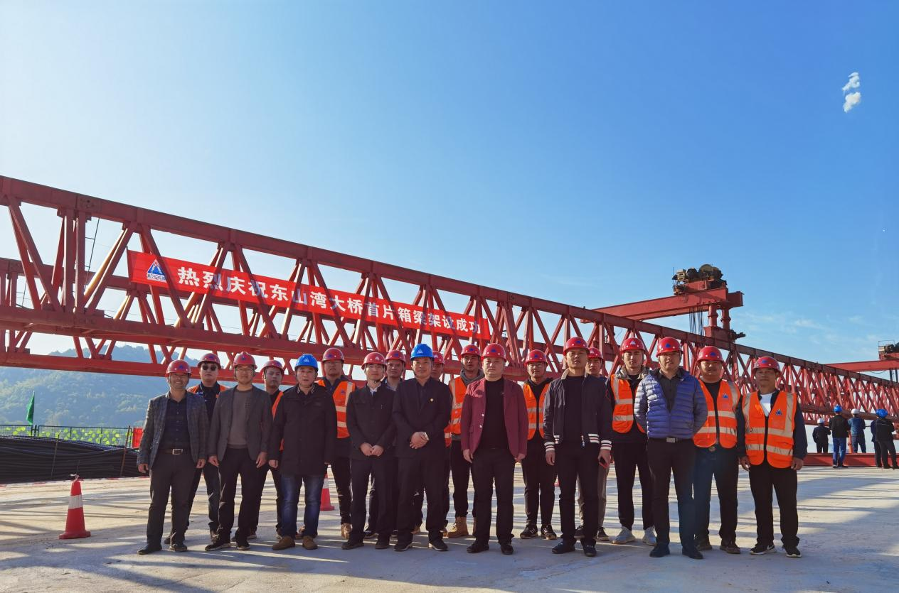 靳江河西岸（含東山灣路）綜合整治工程EPC項目橋梁工程首片預制35米箱梁架設完成